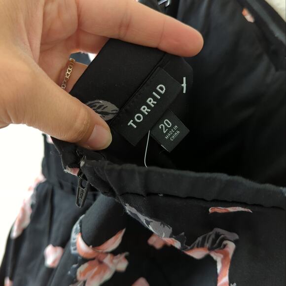 Torrid Womens Dress Sweetheart Neckline Black Roses Pink Adjustable Strap 20 - Picture 9 of 10